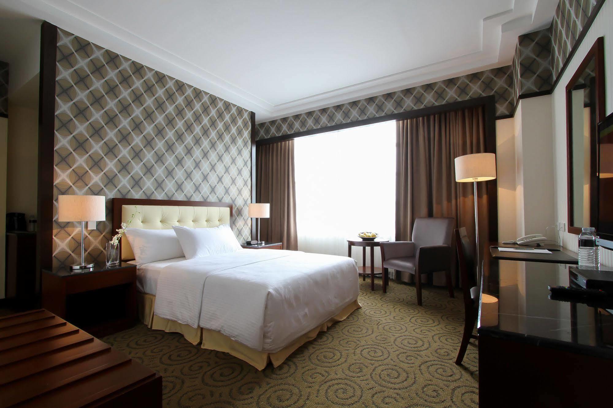 The Plaza 4* Balanga